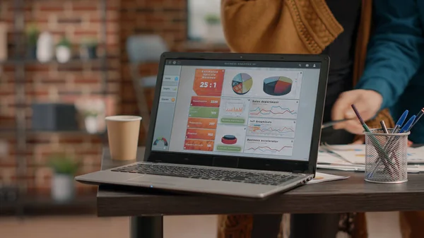 Close-up van laptop met grafiek tarief informatie op het bureau — Stockfoto