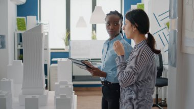 Çeşitli meslektaşlar dijital tabletle model oluşturmada çalışıyor