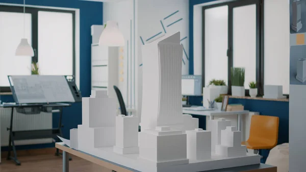 Крупный план модели здания на столе для проектирования макета строительства в архитектурном офисе — стоковое фото