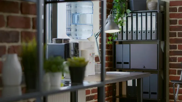 Close up de refrigerador de água e máquina de café na mesa — Fotografia de Stock