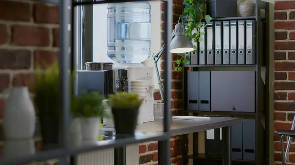 Fermer le refroidisseur d'eau et la machine à café sur la table — Photo