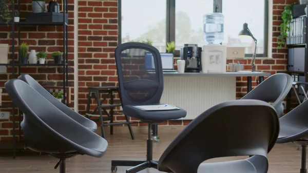 Lege aa vergaderruimte met stoelen in cirkel voorbereid voor groepstherapie — Stockfoto