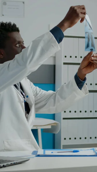 Mladý zdravotník dostává rentgen na stole od zdravotní sestry — Stock fotografie