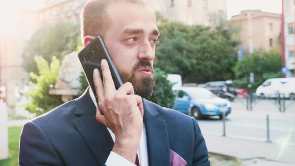 Retrato de homem de negócios conversando por telefone discutindo estratégia de gestão — Fotografia de Stock