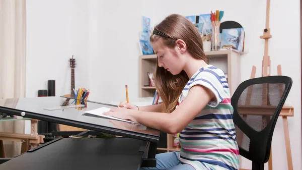 Małe dziecko malarz rysunek twórczy szkic przy użyciu ołówka graficznego — Zdjęcie stockowe