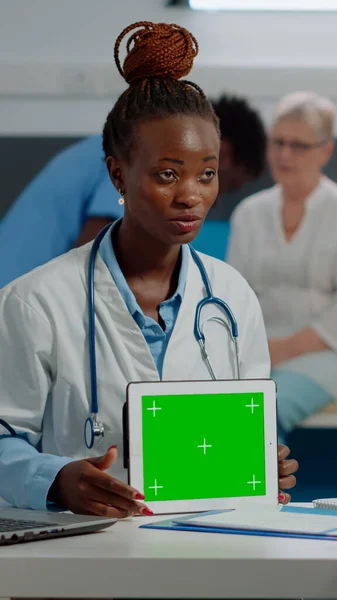 Medico specialista con schermo verde orizzontale su tablet digitale — Foto Stock