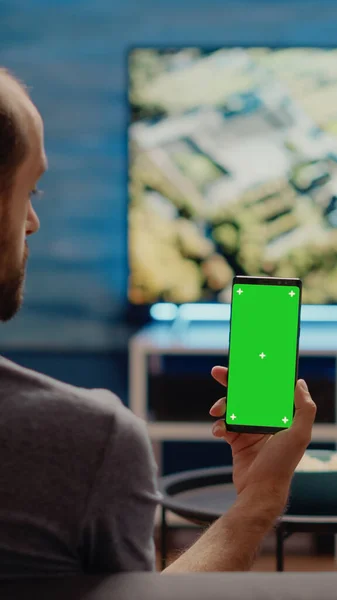 Vit man vertikalt håller smartphone med grön skärm — Stockfoto