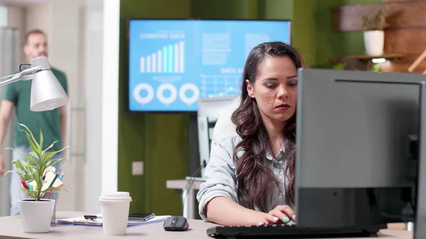 Businesswoman sedí u stolu psaní marketingové strategie pomocí počítačové klávesnice — Stock fotografie