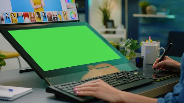 Fechar a tela verde horizontal no computador — Fotografia de Stock