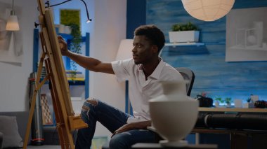 Afro-Amerikan etnik köken ressamı vazo tasarımı