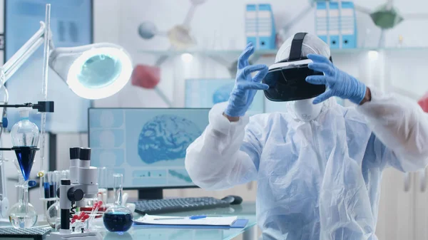 Médico pesquisador cientista vestindo óculos de realidade virtual analisando a estrutura da atividade cerebral — Fotografia de Stock
