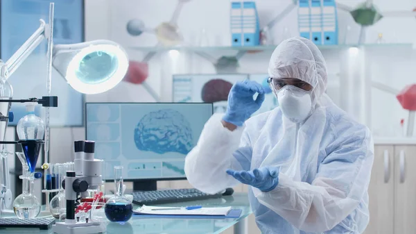Pesquisador cientista engenheiro médico vestindo equipamentos ppe analisando inteligência artificial — Fotografia de Stock