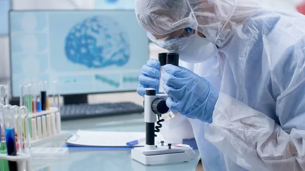 Ppe设备的科学家研究人员对DNA样品的显微镜分析 — 图库照片