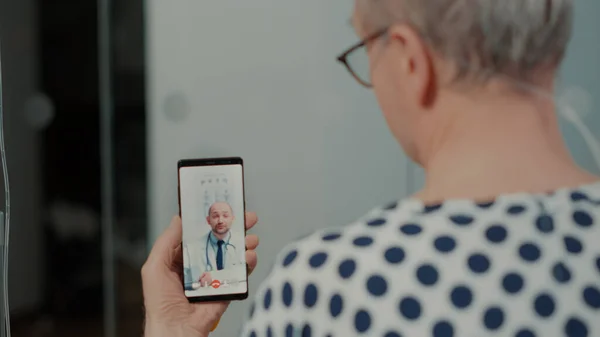 Telemedische patiënt met smartphone op ziekenhuisafdeling — Stockfoto