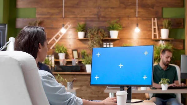 Podnikatel sedí u stolu a dívá se na maketu zelené obrazovky chroma klíč počítač — Stock fotografie