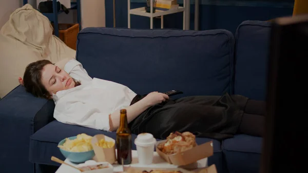 Бізнес-леді засинає на дивані після їжі — стокове фото