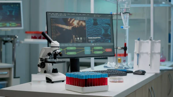 Frascos con muestras de sangre en el escritorio del laboratorio — Foto de Stock