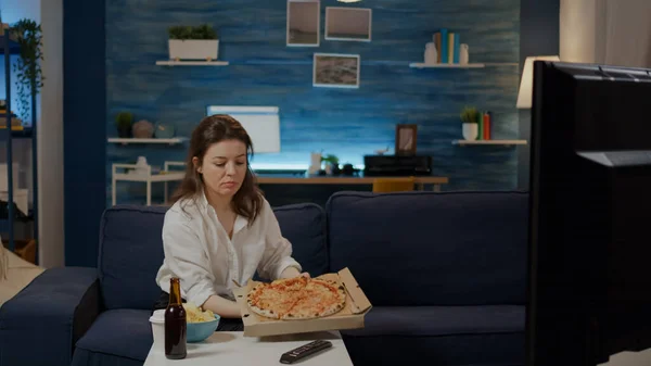 Person bringt Pizzaschachtel vom Zusteller auf den Tisch — Stockfoto