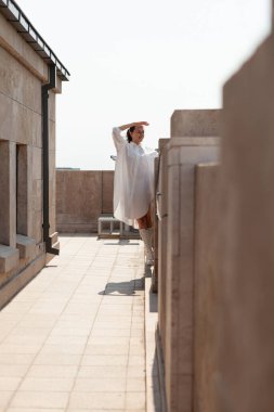 Kafkas kadın turist metropolitan şehir manzarasına bakıyor.