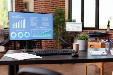 Bilgisayar ekranda yıllık veri analiziyle grafikleri gösteriyor