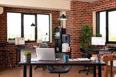 Mali işler için araç gereç ve mobilyalı boş iş bürosu