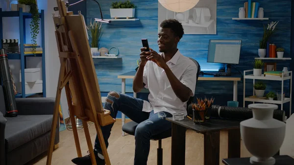 Adulto afroamericano che utilizza lo smartphone per il processo di disegno — Foto Stock