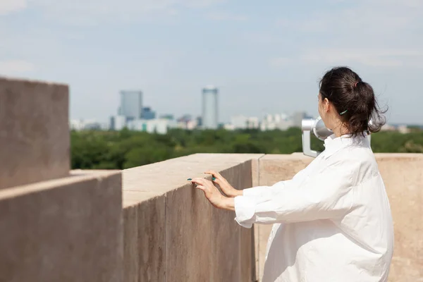 Kulede duran kadın yaz tatilinin tadını çıkarıyor ve panoramik manzaraya bakıyor. — Stok fotoğraf