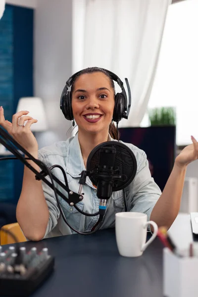 Portrait de présentateur souriant streaming podcast à l'aide de microphone. — Photo