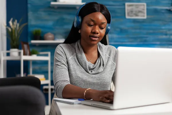 Ondernemer werkt met koptelefoon en laptop op het bedrijfsleven — Stockfoto