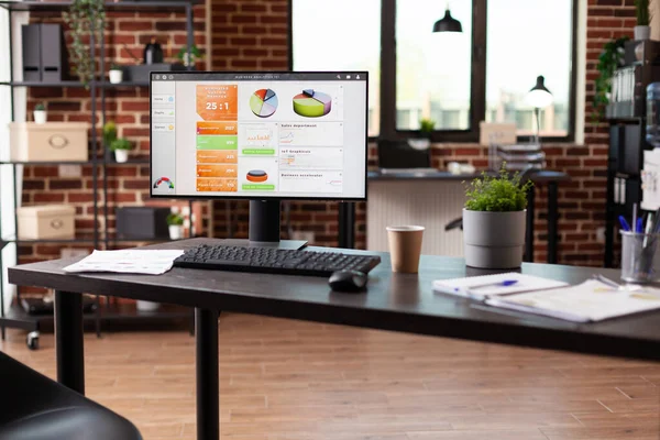 Üres startup iroda monitorral és kellékekkel az asztalon — Stock Fotó