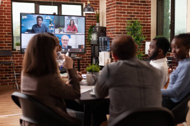 Uzak girişimcilerle çeşitli iş buharı yönetim stratejilerini tartışıyor