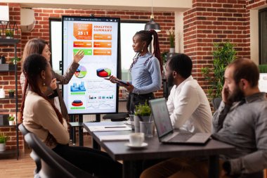 Yönetim sunumunda çalışan çeşitli iş adamları