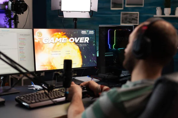 Man streaming video games met microfoon en verliezen — Stockfoto