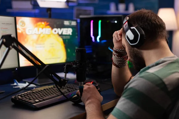 Man verliest video games en streaming met live chat — Stockfoto