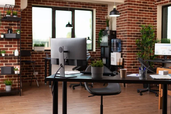 Escritório de inicialização vazio com computador e suprimentos na mesa — Fotografia de Stock