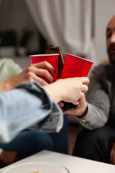 Closeup de amigos clinking copo de plástico com cerveja durante a festa wekeend — Fotografia de Stock