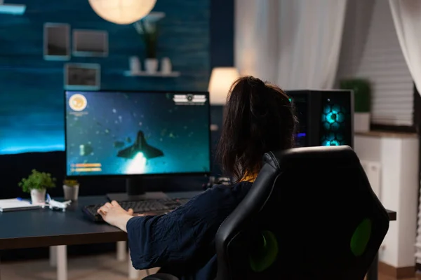 Vrouw met behulp van toetsenbord om online video games te spelen — Stockfoto