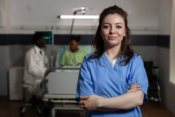 Retrato del asistente médico especialista de pie en la sala del hospital durante la consulta médica — Foto de Stock