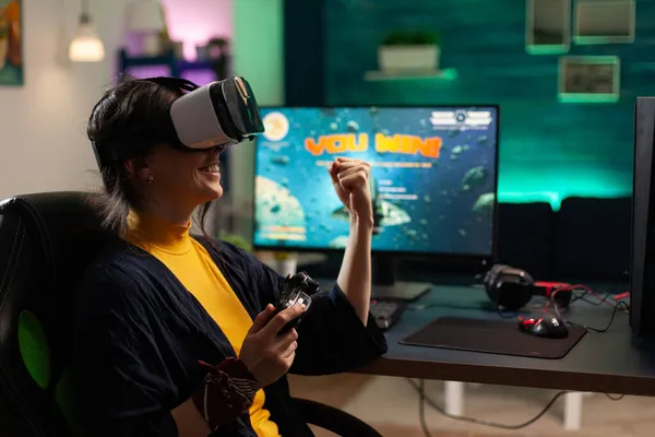 Mulher usando vr headset para jogar jogos de vídeo — Fotografia de Stock