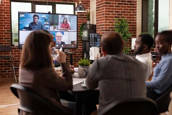 Uzak girişimcilerle çeşitli iş buharı yönetim stratejilerini tartışıyor