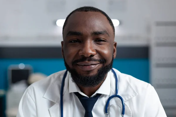 Close-up de médico especialista afro-americano com estetoscópio — Fotografia de Stock