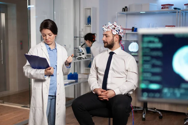 Chercheur neurologue spécialiste surveillant l'évolution du cerveau développant un traitement — Photo