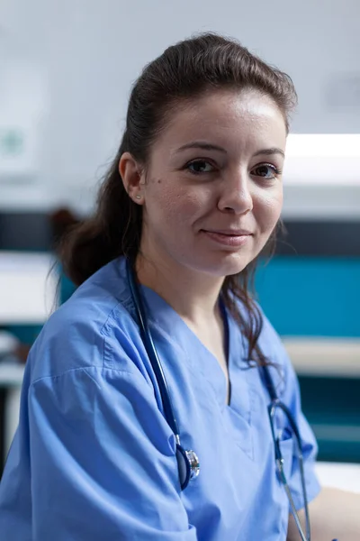 Retrato de enfermera practicante con estetoscopio médico — Foto de Stock
