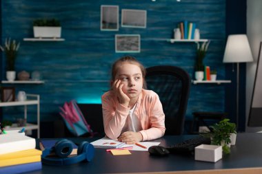 Okulun boya sınıfında çalışırken yaratıcı çizim hayalleri kuran hayalperest okul çocuğu.