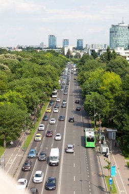 Bina kulesinden bakan kalabalık bulvar manzarası