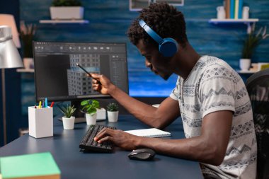 Modern kurumsal yapı planını analiz eden Afro-Amerikan mühendis.