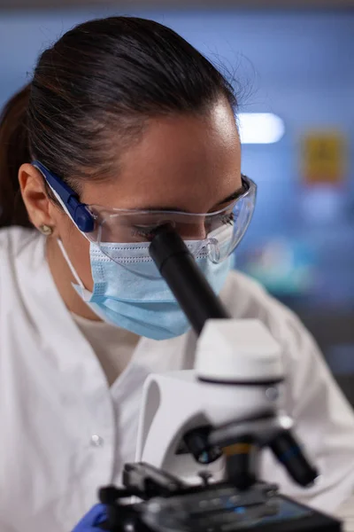 Closeup of chemist researcher analyzing genetic sample — Stock Photo, Image