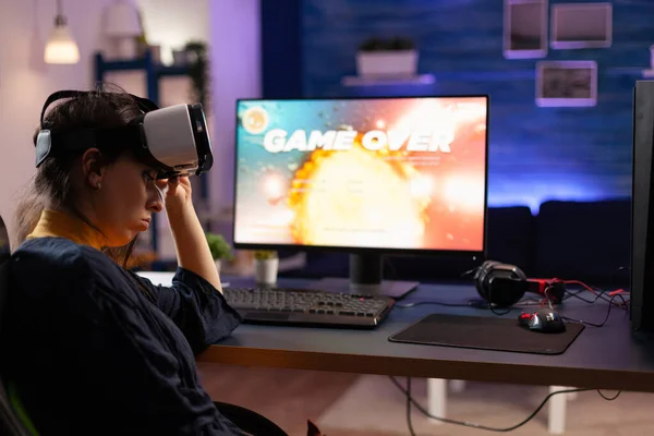 Gamer met vr bril om videospelletjes te spelen — Stockfoto