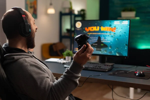 Jugador ganar videojuegos con controlador y auriculares — Foto de Stock