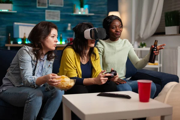 Hráč žena s virtuální realitou headset držení joystick hraní videoher — Stock fotografie